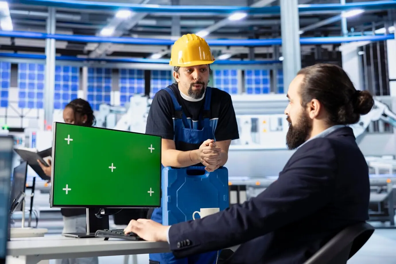 Leiter einer Photovoltaikfabrik nutzt einen Mockup-PC, um den Fertigungsprozess zu überwachen.