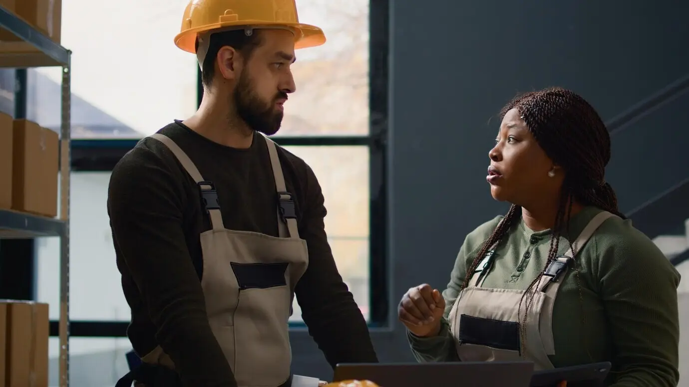 Lagerexperten, die den Bestand überwachen